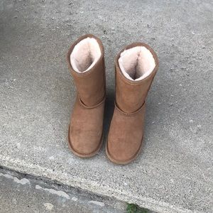 Bearpaw boots for sale!! Used 2 times. Selling for fundraiser. Can’t fit me!